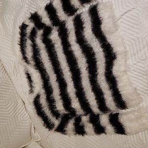 H&M black and white eyelash oversize fuzzy sweater women's S🤍